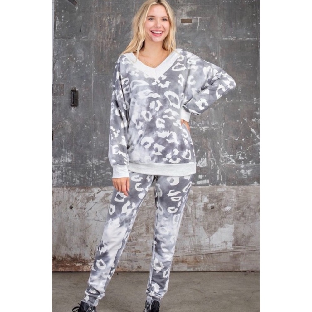 143 Story Plus Size Gray Leopard Lounge Set | Fleece Lined V-Neck Top & Joggers